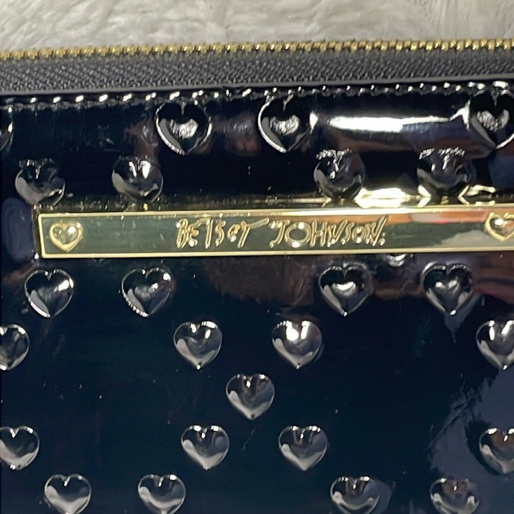 Betsey Johnson Heart Embossed Black Patent Leather Wristlet Wallet - Picture 6 of 14